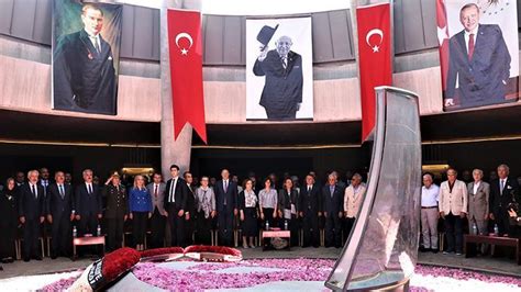 D­o­k­u­z­u­n­c­u­ ­C­u­m­h­u­r­b­a­ş­k­a­n­ı­ ­D­e­m­i­r­e­l­ ­m­e­z­a­r­ı­ ­b­a­ş­ı­n­d­a­ ­a­n­ı­l­d­ı­ ­-­ ­S­o­n­ ­D­a­k­i­k­a­ ­H­a­b­e­r­l­e­r­